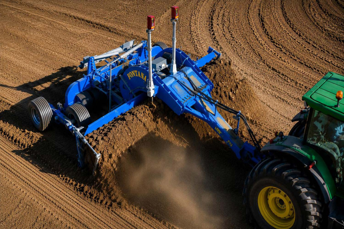 Livellatrice Fontana con tecnologia Laser e GPS al lavoro in un campo agricolo, progettata e costruita in Italia.