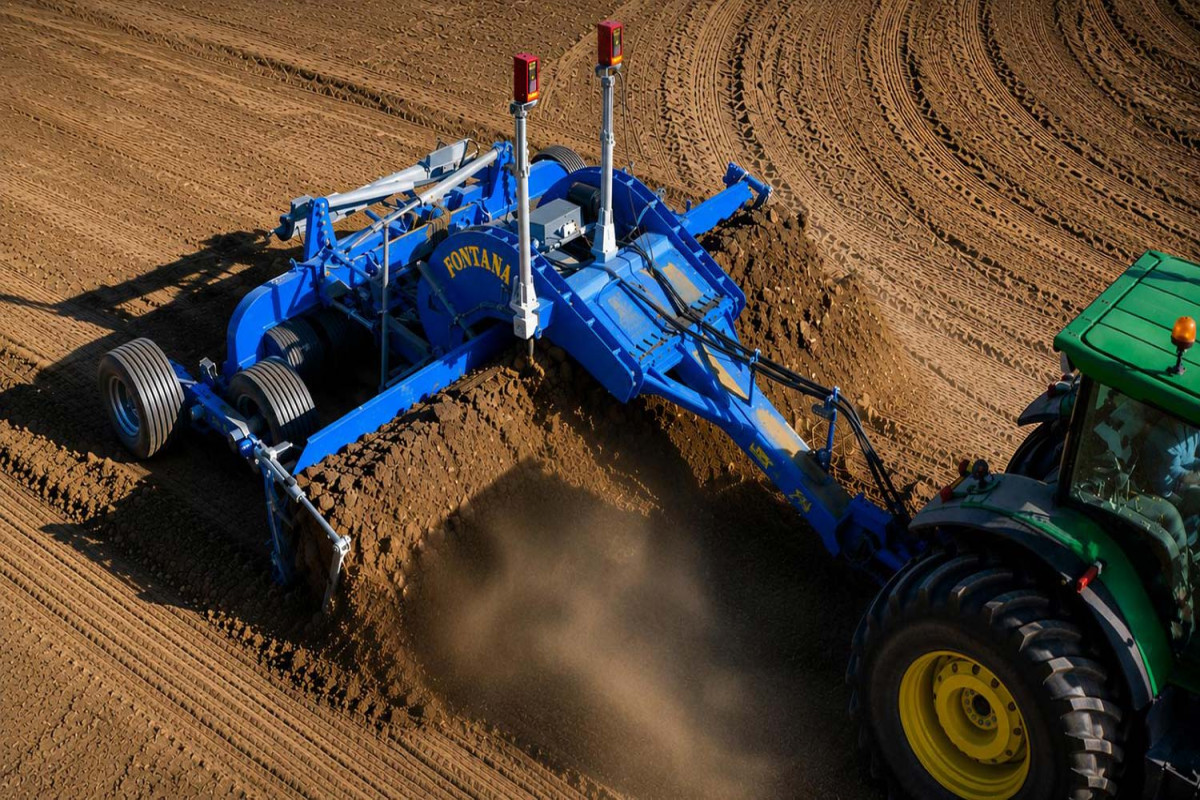 Niveladora Fontana con tecnología Láser y GPS trabajando en un campo agrícola, diseñada y fabricada en Italia.